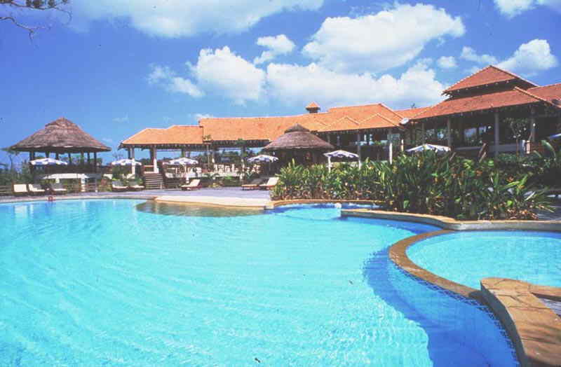 Swimminpool, Restaurant and Lobby