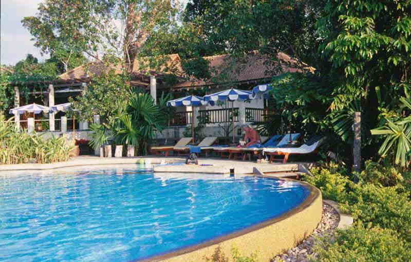 Schattenplatz am Swimmingpool